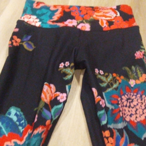 Super cute yoga pants size small - Picture 2 of 7